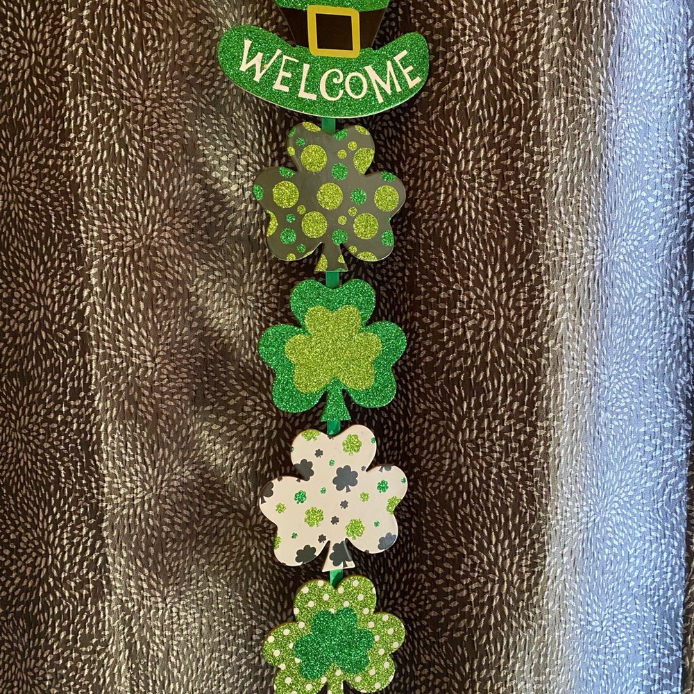St. Patrick's Day Shamrock Welcome Sign - Picture 1 of 3